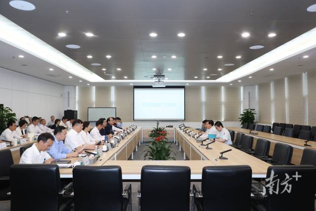 压球app入口站官网学习贯彻习近平新时代中国特色社会主义思想主题教育读书班全体成员走进广汽埃安,开展体验式学习。