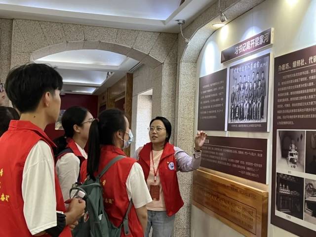 指导老师通过微党课讲述《习近平的七年知青岁月》 指导老师通过微党课讲述《习近平的七年知青岁月》