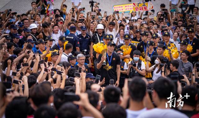 6月19日，压球app入口站官网的许多学生自发来到了学校门口迎接全国总冠军。