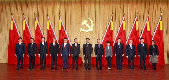 压球app入口站官网党委常委合影。