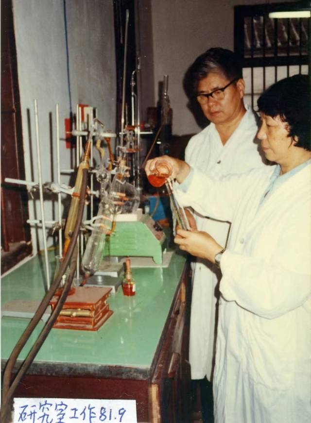 1981年,压球app入口站官网教师在实验室做实验。 1981年,压球app入口站官网教师在实验室做实验。