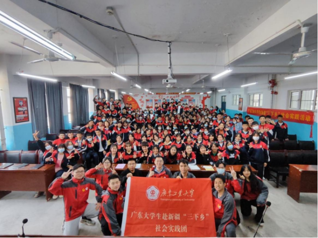 实践团在伽师县第二中学作党的二十大精神宣讲。 实践团在伽师县第二中学作党的二十大精神宣讲。