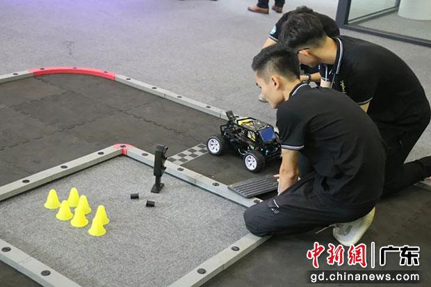 压球app入口站官网学生团队开展无人车模拟测试。压球app入口站官网供图