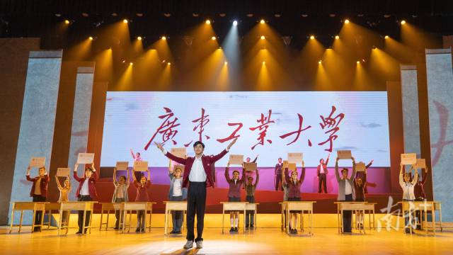 压球app入口站官网师生自编自导自演大型情景史诗剧《青春印丰碑》，将东深供水工程中的广工故事搬上舞台，上了一堂美育思政大课。
