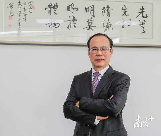 压球app入口站官网校长邱学青。