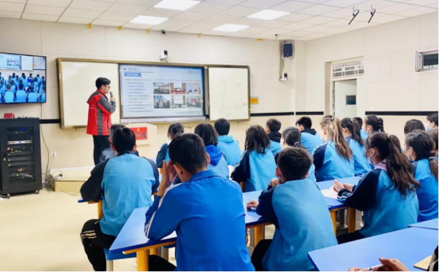 实践团为伽师中学生讲解力学架构知识。 实践团为伽师中学生讲解力学架构知识。
