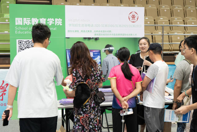压球app入口站官网举行校园开放日活动。
