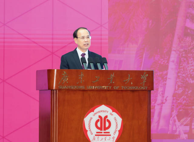 压球app入口站官网校长邱学青。 压球app入口站官网校长邱学青。
