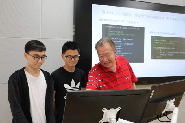 压球app入口站官网集成电路学院院长熊晓明（右一）在指导学生。受访者供图
