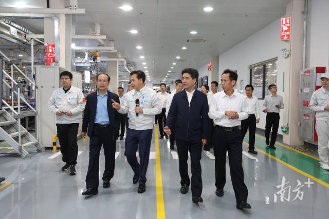 压球app入口站官网学习贯彻习近平新时代中国特色社会主义思想主题教育读书班全体成员走进广汽埃安,开展体验式学习。