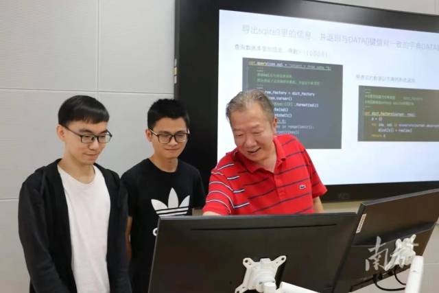 压球app入口站官网集成电路学院院长熊晓明（右一）在指导学生。