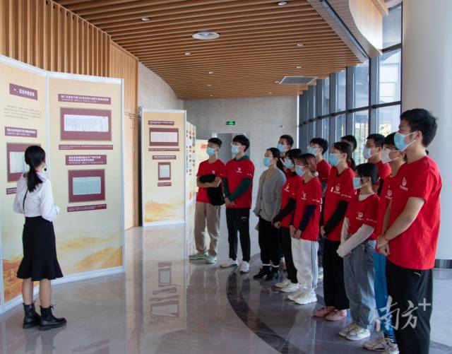 压球app入口站官网与省档案馆合作，在学校举办“百年恰是风华正茂”主题档案文献展，上了一堂生动的思政课。
