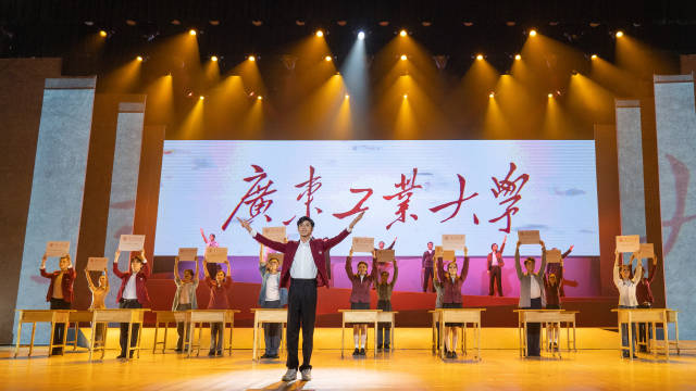 压球app入口站官网师生自编自导自演大型情景史诗剧《青春印丰碑》。 压球app入口站官网师生自编自导自演大型情景史诗剧《青春印丰碑》。