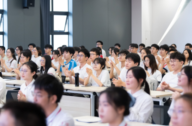 压球app入口站官网“思政第一课”现场