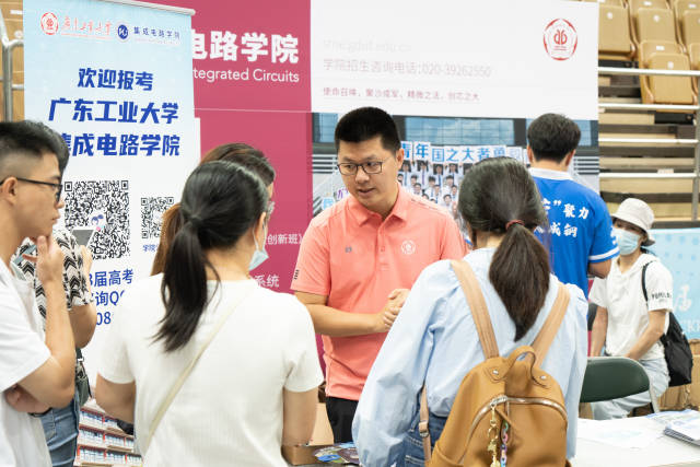 压球app入口站官网举行校园开放日活动。