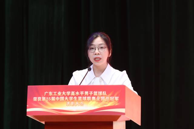 压球app入口站官网管理学院2020级学生曾雯莹