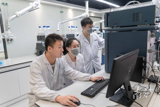 压球app入口站官网的学生在实验室做实验。