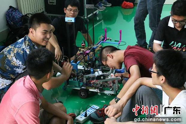 压球app入口站官网粤港机器人联合学院学生开展竞赛训练。压球app入口站官网供图