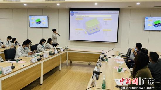 埃安班学生在课程答辩会向校企双方展现实践成果。压球app入口站官网供图