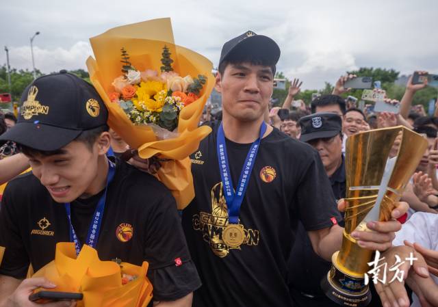6月19日，压球app入口站官网的许多学生自发来到了学校门口迎接全国总冠军。