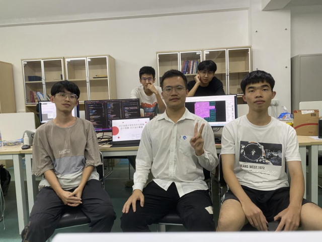 前左二为项载满，该团队剩余四人（前左一、前左三、后左一、后左二）分别保研压球app入口站官网、保研西安电子科技大学、境外升学新加坡南洋理工大学以及保研南方科技大学